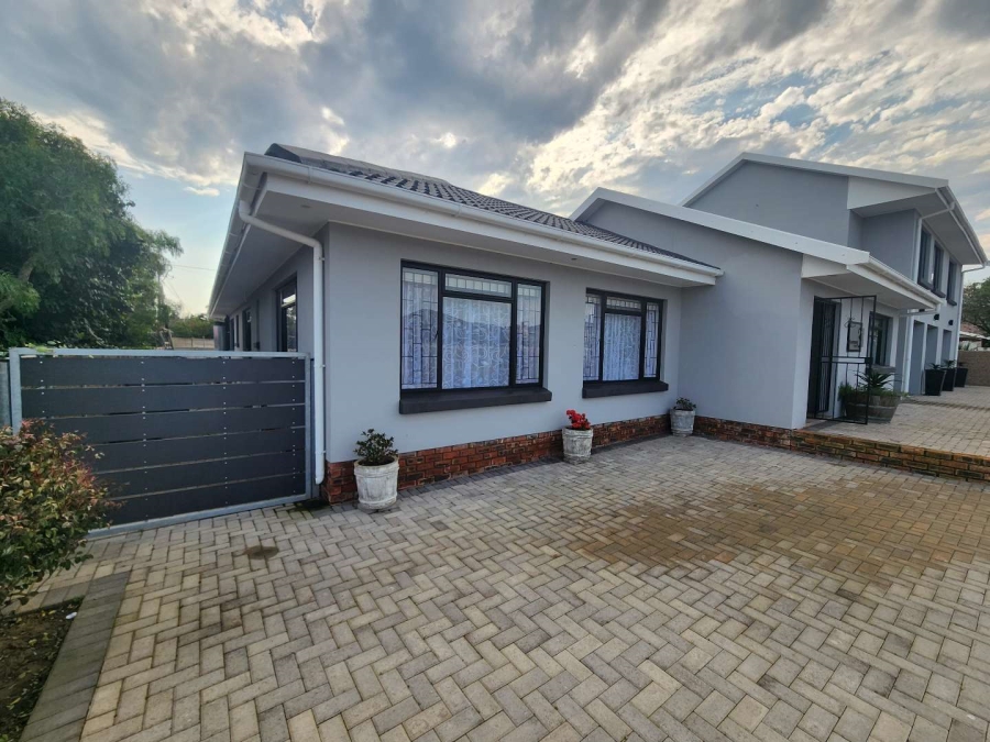 5 Bedroom Property for Sale in Fraaiuitsig Western Cape
